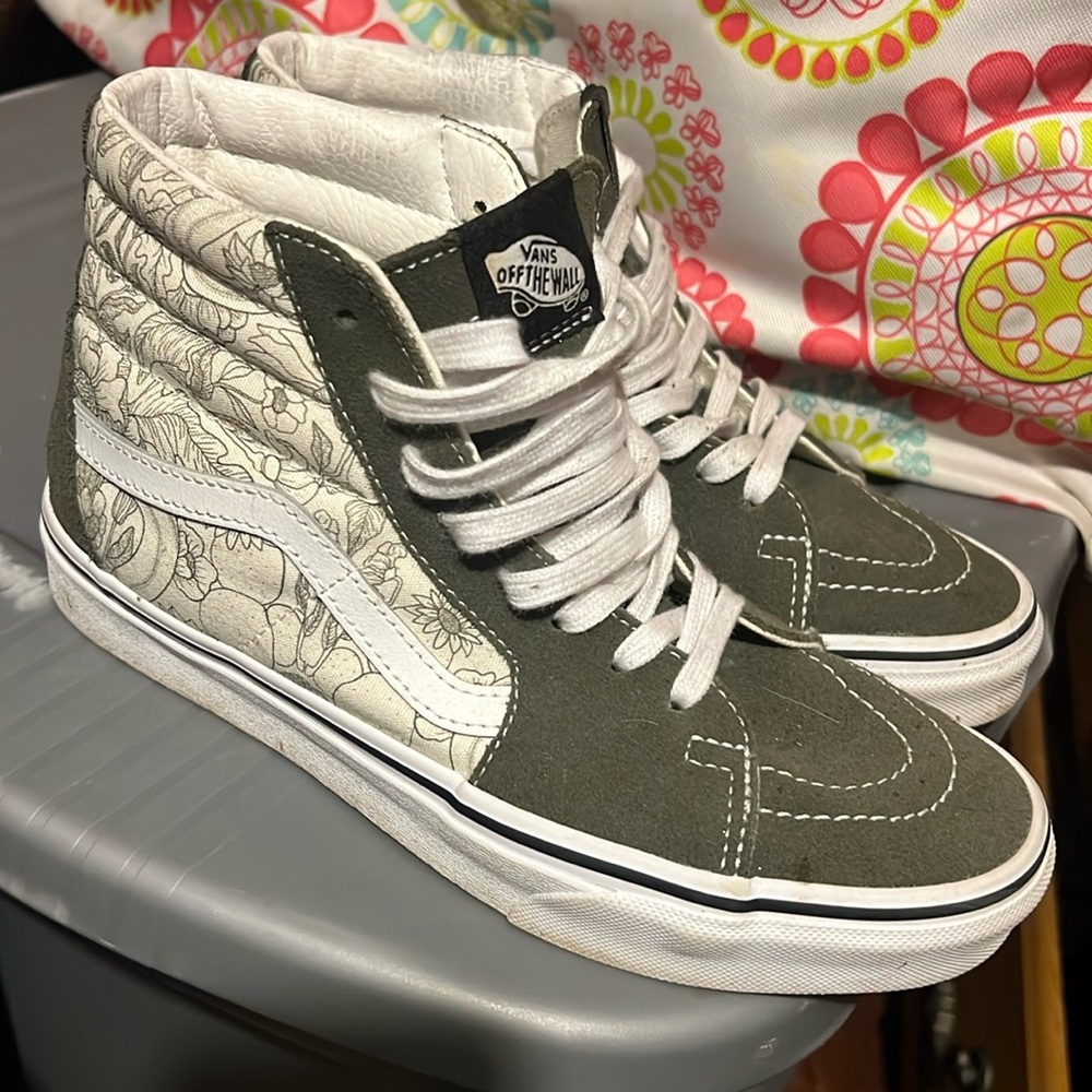 🫒Olive green & white Vans 6.5 men/ 8 wmn